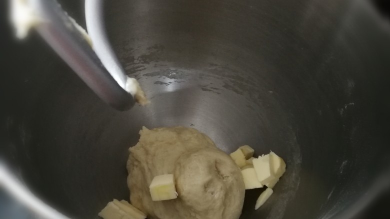 早餐白吐司,面团光滑以后,加入软化的无盐黄油,继续和面
