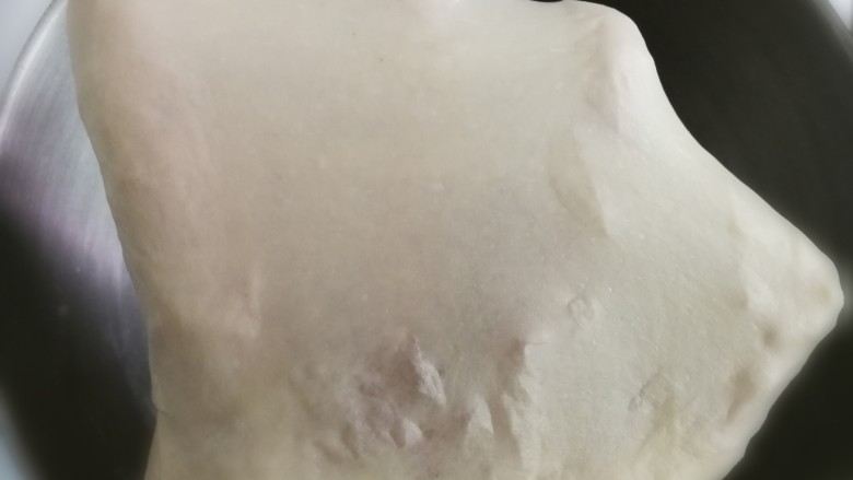 早餐白吐司,直至面团可拉出不易破的薄膜,和面结束