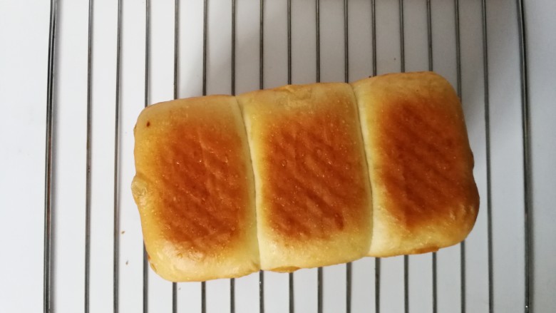 早餐白吐司,烘烤结束后,取出吐司晾凉再食用