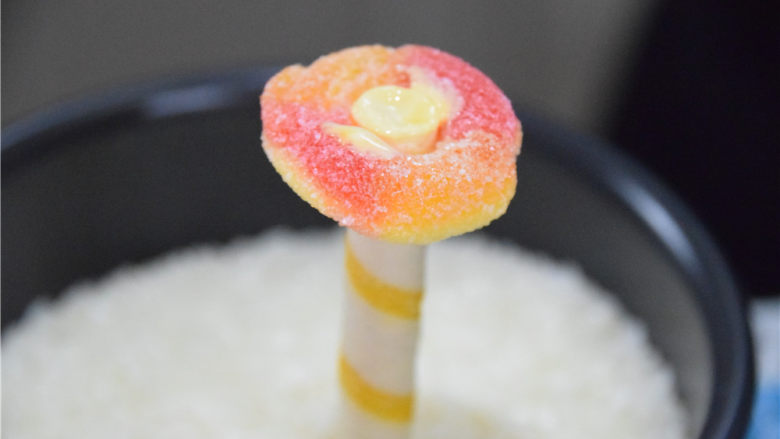 飞饼变身——手摇铃,我们可以准备一个这样的稳定器。在小盆中装入大米,蛋卷就可以顺利固定了。
