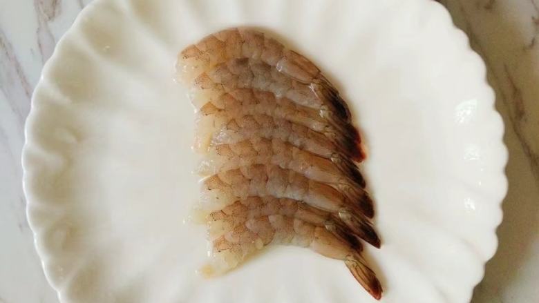 黄金土豆虾球,
虾去头,去虾线,去壳,留住尾部