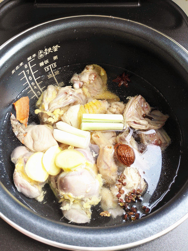 鲜美鸡汤,再加入适量清水,放入各种配料,