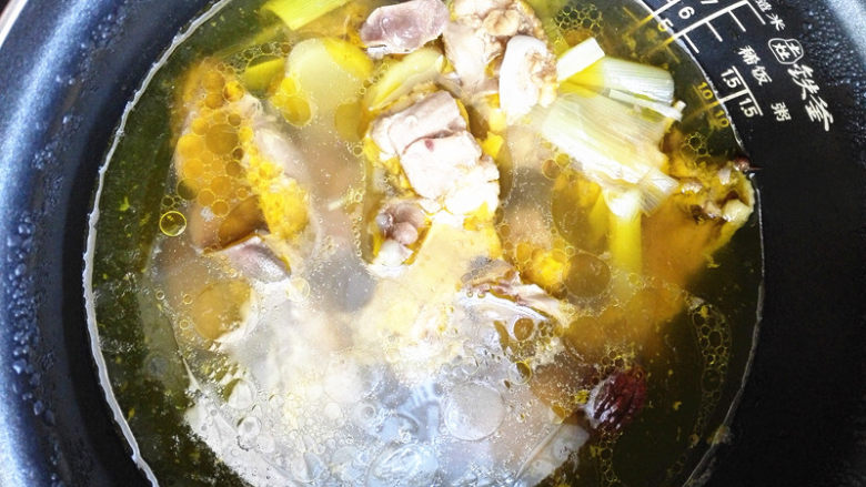 鲜美鸡汤,一锅鲜美的鸡汤就出锅了,很方便吧。