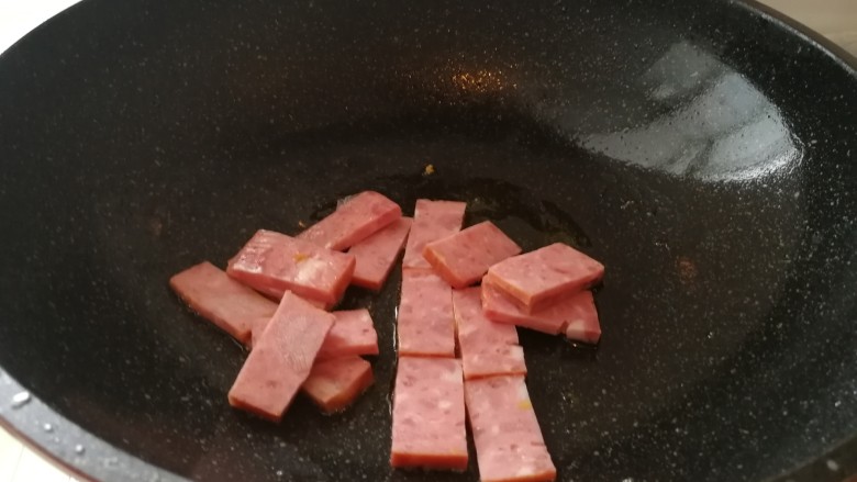 炸豆腐泡酱溜火腿韭苔,锅里留油,锅热炒火腿