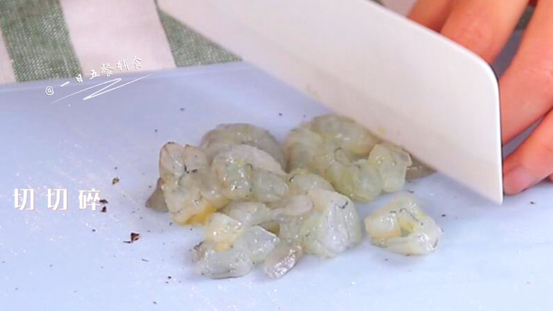 土豆海苔鲜虾米糕,鲜虾去虾线去壳,切切碎。剁成泥也可以。