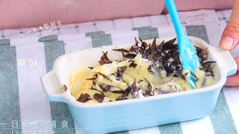 土豆海苔鲜虾米糕,海苔、鲜虾一次加入,搅拌均匀。