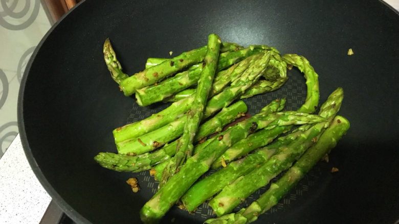 鲜贝滑蛋,加入半小匙盐,继续煸炒翻匀。
