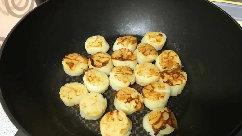 鲜贝滑蛋,煎出它多余的水分,而且此时的鲜贝口感有弹性,且鲜味都保留在鲜贝里面了,出锅备用。