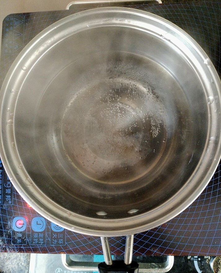 西红柿炖牛肉,锅中水烧开烫一下划好的西红柿，皮轻松脱落。