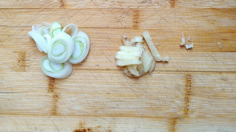 西红柿炖牛肉,葱，姜切碎用来炝锅。