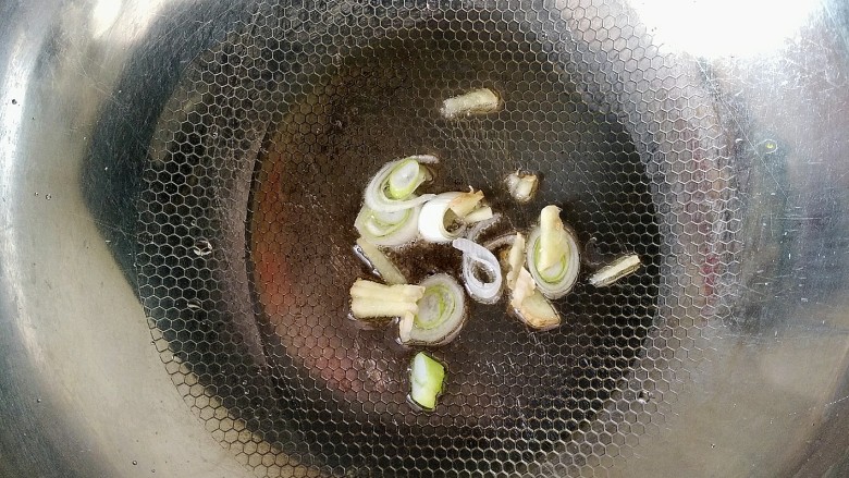 西红柿炖牛肉,锅中放油放入葱姜炒香。