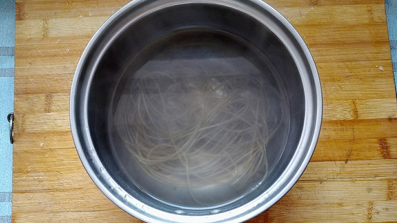 西红柿炖牛肉,另换一锅水浸泡<a style='color:red;display:inline-block;' href='/shicai/ 525'>粉条</a>。直至可以用手掐断。