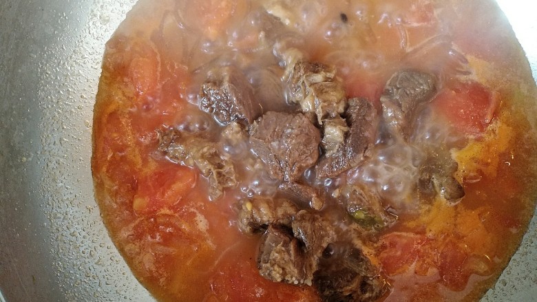 西红柿炖牛肉,加入<a style='color:red;display:inline-block;' href='/shicai/ 216'>牛肉</a>因为已经是熟肉顿一会儿就好了。咕嘟咕嘟的声音让人感觉很舒服啊。