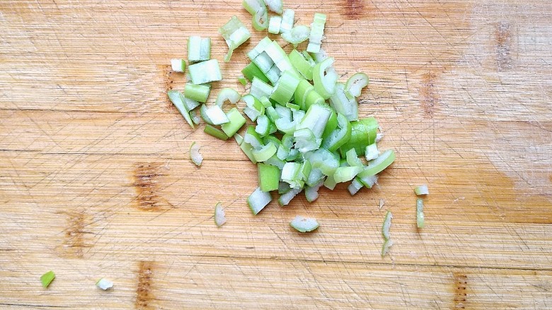 西红柿炖牛肉,葱芽切小沫，起到装饰和提味的作用。