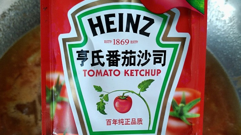 西红柿炖牛肉,加入番茄沙司可以让汤色红亮，味道更好。