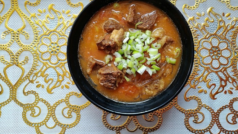 西红柿炖牛肉,出锅，撒上葱沫啊好香呀。