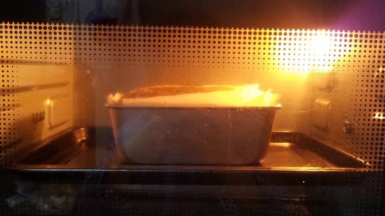 香蕉磅蛋糕,用180度烤40分钟,用竹签插入蛋糕,抽出看有没有面糊粘连,如果没有就算熟了。