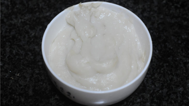 黄金三明治,主料里为汤种食材,将汤种食材倒入碗里,拌匀,开小火加热至60度,不断搅拌,变成微稠的面糊,冷却备用