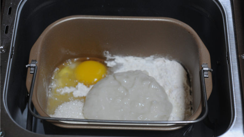 黄金三明治,辅料里所有的食材放入面包桶(除<a style='color:red;display:inline-block;' href='/shicai/ 887'><a style='color:red;display:inline-block;' href='/shicai/ 887'>黄油</a></a>外),将中种也倒进去