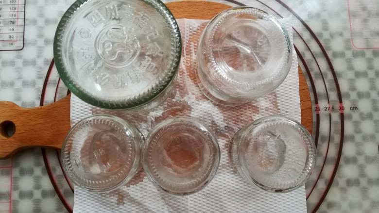 山楂苹果酱,趁着面包机做果酱的时间,把装果酱的瓶子用开水煮过再倒扣沥干水份