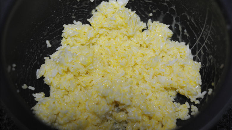 香菇酱黄金蛋炒饭,剩<a style='color:red;display:inline-block;' href='/shicai/ 507'>米饭</a>打散后加入两个蛋黄,用手抓均匀