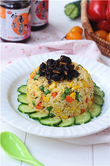 香菇酱黄金蛋炒饭,盛出来,点缀在米饭上即可,用勺子一口一口挖着吃,配着香菇酱,真是太香啦。
