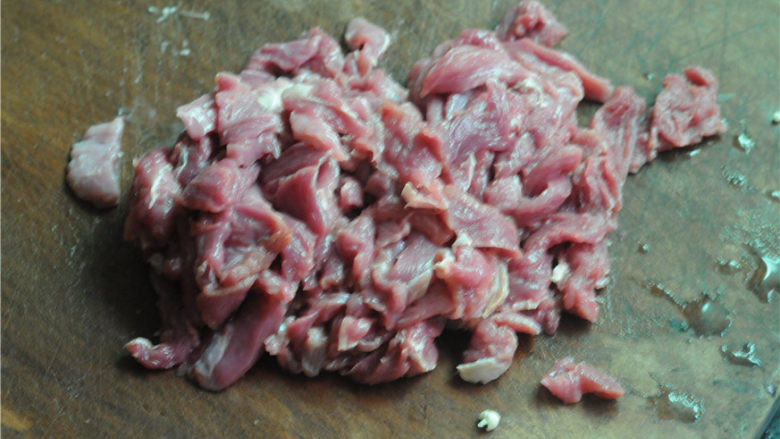 孜然羊肉,<a style='color:red;display:inline-block;' href='/shicai/ 329'>羊肉</a>先用温水泡半小时,然后洗净切粗丝