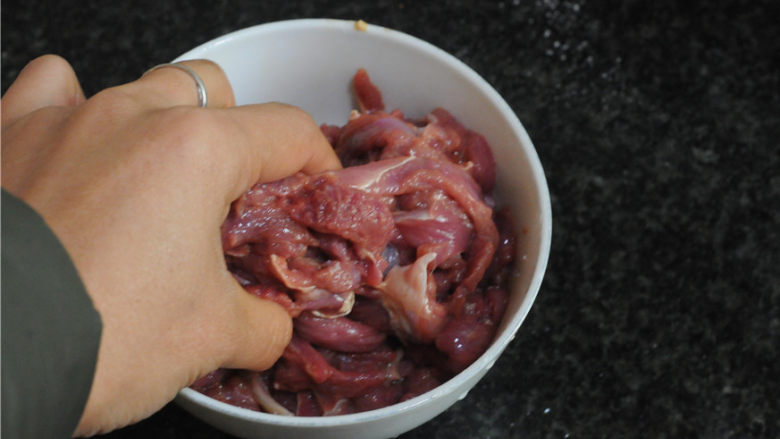孜然羊肉,然后放入<a style='color:red;display:inline-block;' href='/shicai/ 716'>孜然</a>颗粒,腌制10分钟