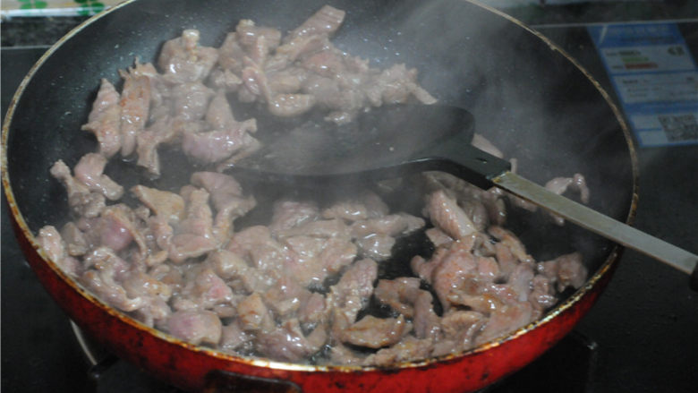 孜然羊肉,锅烧热,倒入油烧至八成热,放入羊肉翻炒,油不能太少