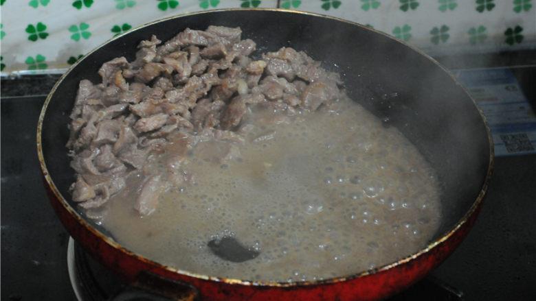 孜然羊肉,羊肉变色后将火调小,羊肉会慢慢析出很多的水分,将这些水倒掉
