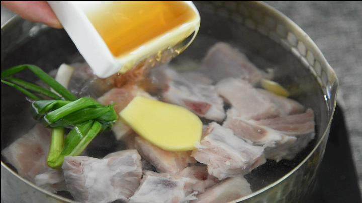 水果入菜,味道清新不油腻,橙汁排骨,激发你的食欲,排骨冷水下锅。放入葱结、姜片和料酒焯水。