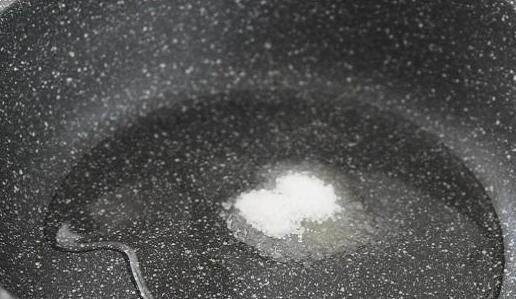 水果入菜,味道清新不油腻,橙汁排骨,激发你的食欲,热锅冷油,放3勺白糖慢火炒至焦糖色。