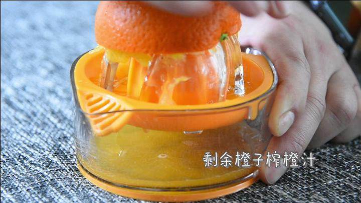 水果入菜,味道清新不油腻,橙汁排骨,激发你的食欲,橙皮入热水浸泡去除苦味,剩余果肉榨汁。