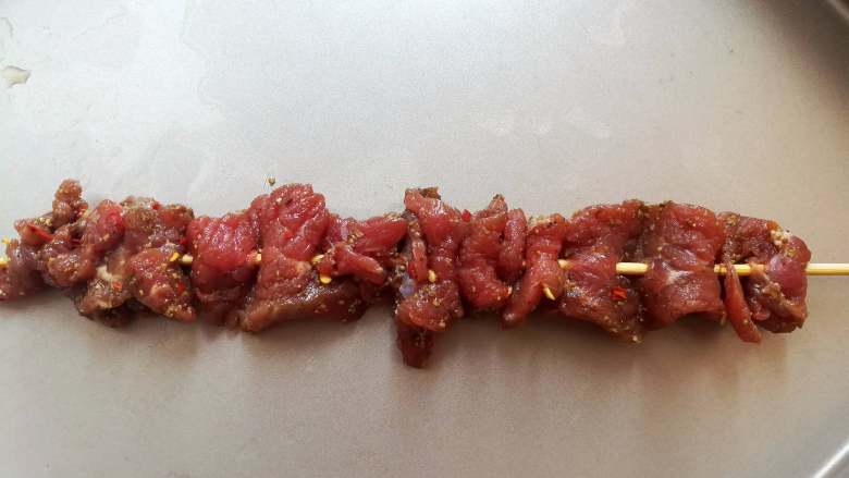 孜然牛肉串,把腌好的牛肉用牙签依次串好,自己吃可以多串一些