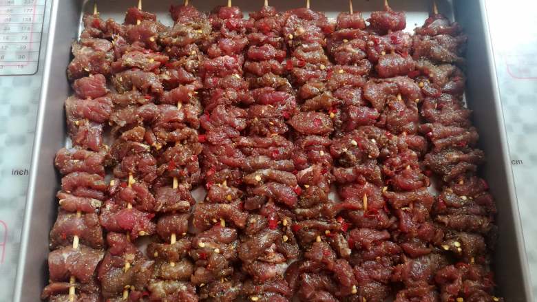 孜然牛肉串,不想烤2次,串了9串刚好一个金盘的份量,如果家里人多,可以串少一点,看起来份量就多一点了