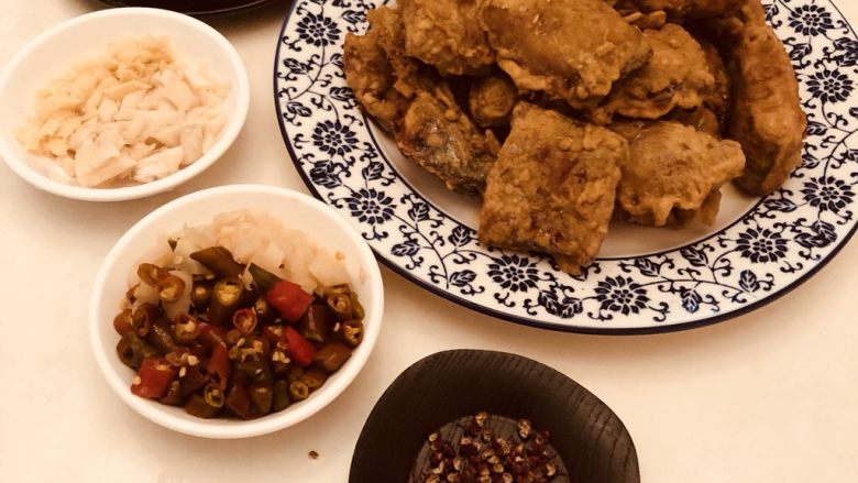 泡椒 带鱼,然后<a style='color:red;display:inline-block;' href='/shicai/ 700'>花椒</a>、<a style='color:red;display:inline-block;' href='/shicai/ 703'>泡椒</a>、蒜、<a style='color:red;display:inline-block;' href='/shicai/ 2802'>老姜</a>、<a style='color:red;display:inline-block;' href='/shicai/ 138'>大葱</a>、放进去炒