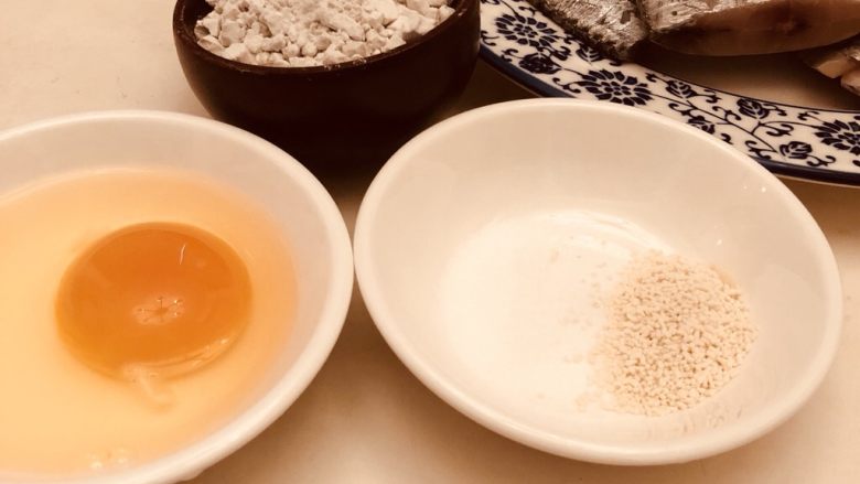 泡椒 带鱼,第一步，<a style='color:red;display:inline-block;' href='/shicai/ 386'>带鱼</a>➕鸡蛋➕红薯粉➕盐➕鸡精搅拌