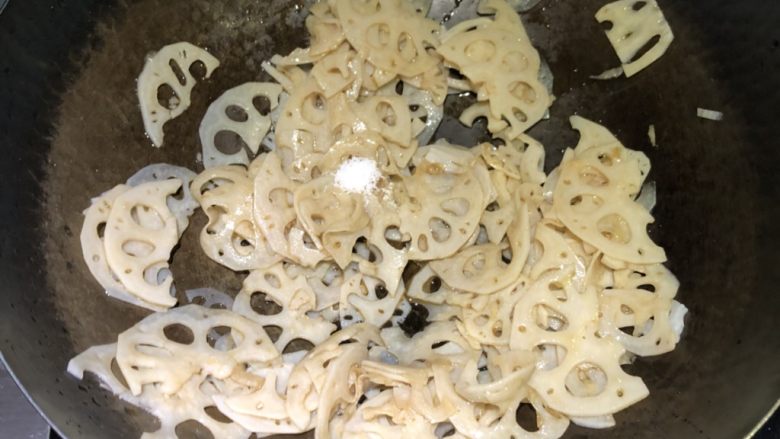 凉拌清爽藕片,再加入少许盐调味,拌匀