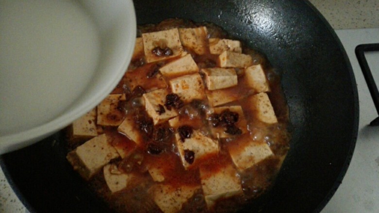 香辣豆腐,最后倒入水淀粉勾芡,出锅撒上葱花即可。