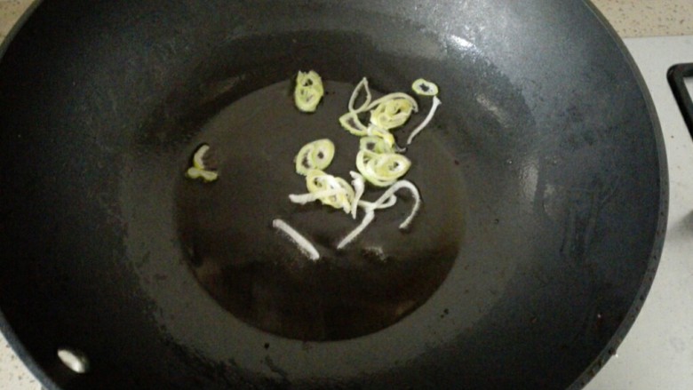 香辣豆腐,油锅烧热,煸香葱花