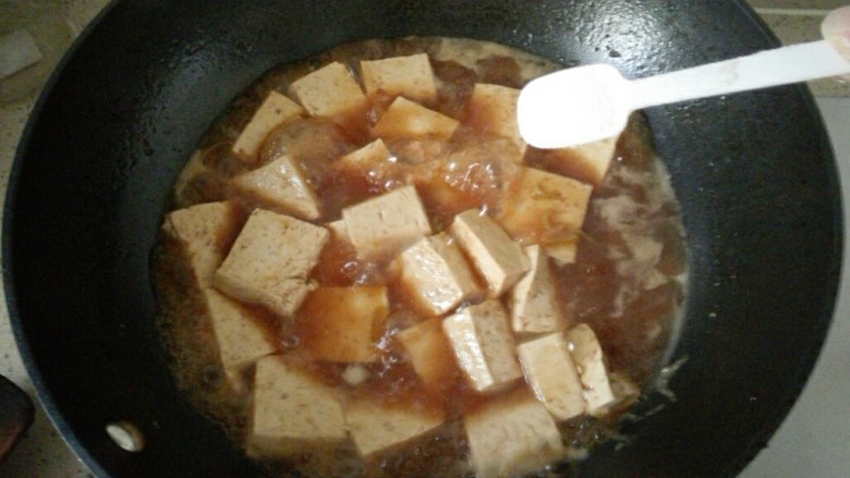 香辣豆腐,当汤汁减少的时候,加入<a style='color:red;display:inline-block;' href='/shicai/ 10588'>糖</a>