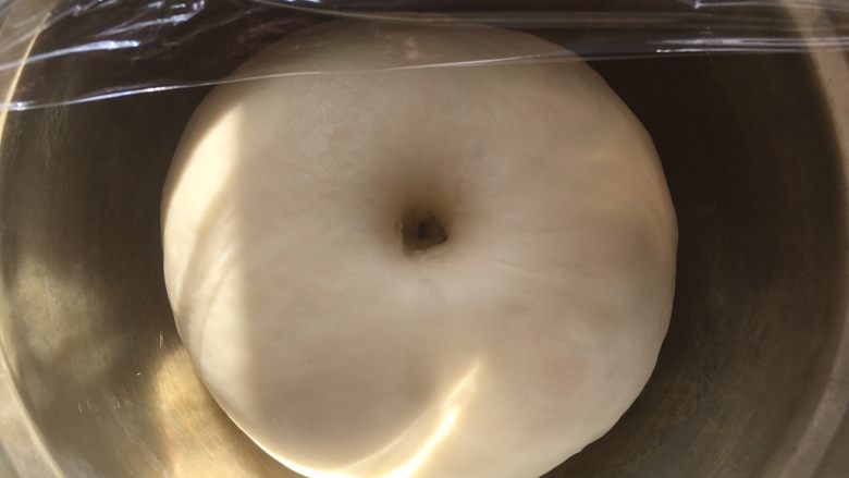 肠仔包,之后盖保鲜膜室温发酵至两倍大,发酵好的面团手指按下去有个圆圆的洞,有轻微回弹即可