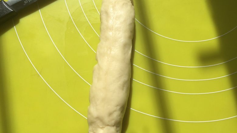 肠仔包,包裹上香肠,捏紧收口