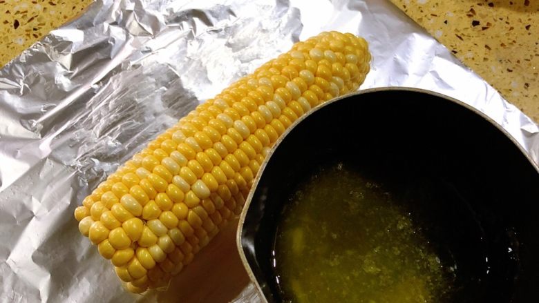 奶油烤玉米,淋上黄油 不需要淋很多