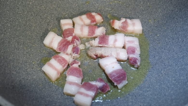 五花肉烧胡萝卜,锅内热油,将五花肉放入煸炒