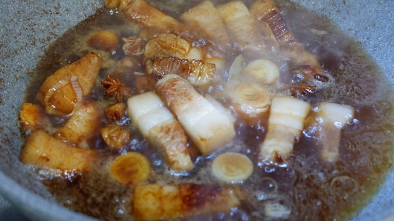 五花肉烧胡萝卜,加入适量开水,盖上锅盖转中小火闷15分钟,将五花肉闷至7成熟