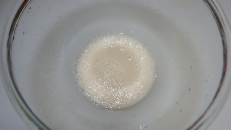 芝麻饼,加入温水,将酵母搅拌至融化静置10分钟