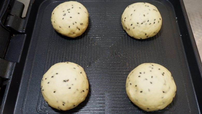 芝麻饼,预热好,将醒发好的面团放入。盖上电饼铛盖子。