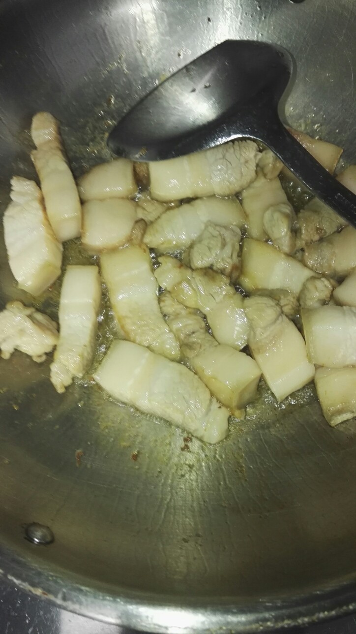 家常砂锅南乳肉,加入五花肉煸炒,肉色发黄。