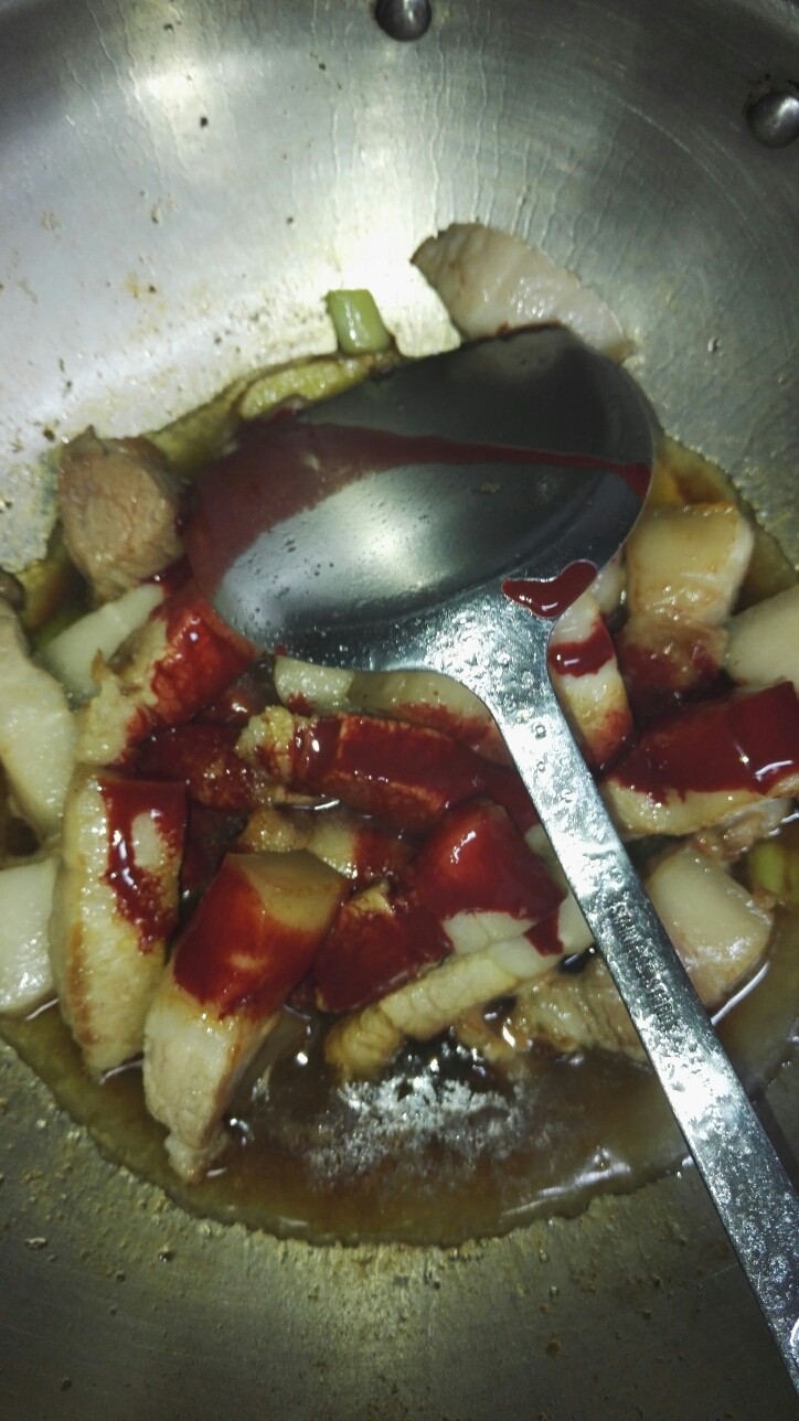 家常砂锅南乳肉,加入南乳汁,继续煸炒一段时间。